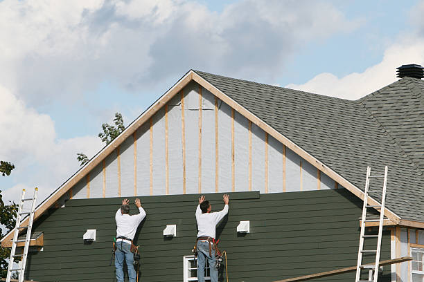 Professional Siding Installation technician working in Middleburg, PA